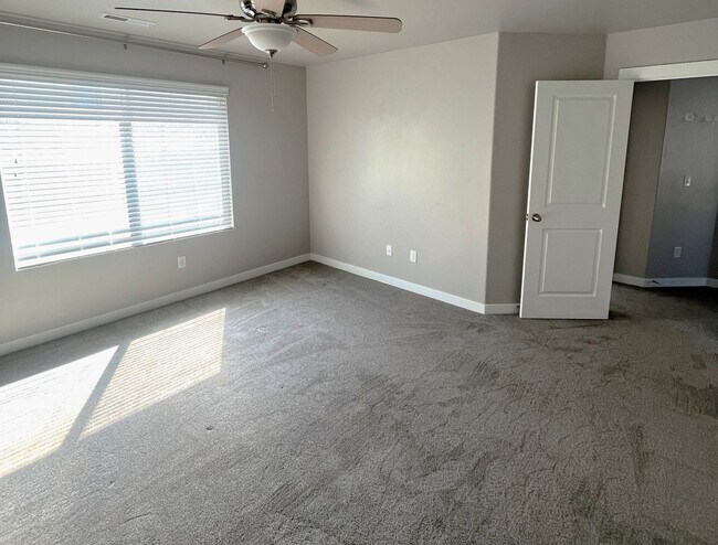 Building Photo - Beautiful 3 Bedroom Townhome in Bluffdale