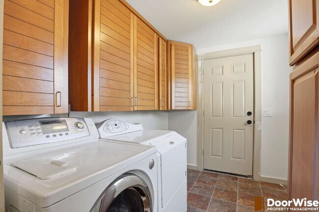 Building Photo - Charming 4-Bed Newberg Home!