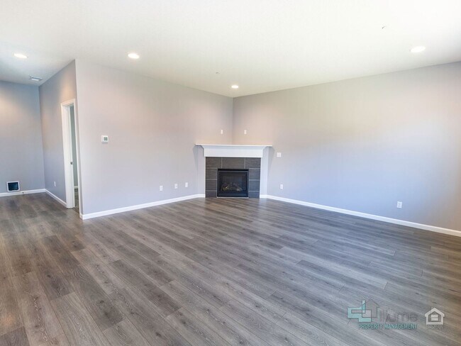 Building Photo - Spacious 4 Bedroom Home with Solar Power Near Cooper Mountain Nature Park