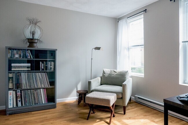 Building Photo - 166 Cottage St