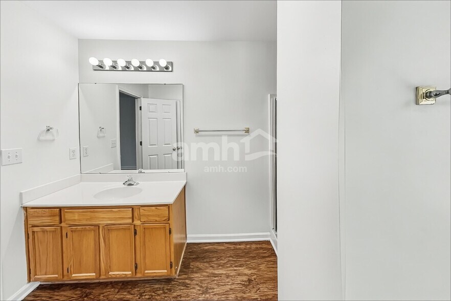 Building Photo - 1004 Bikar Ct