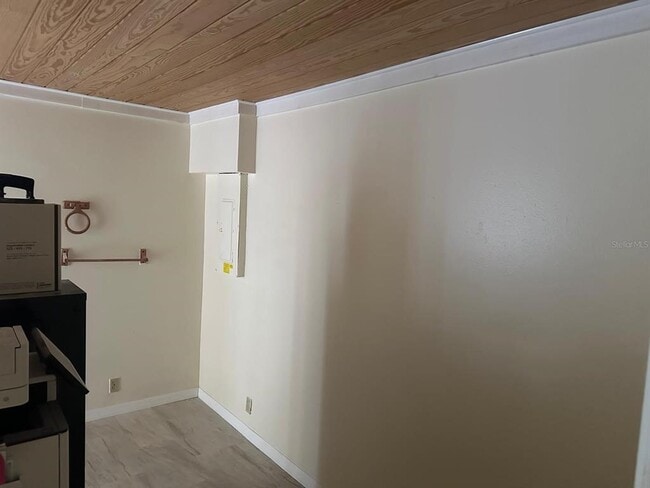 Building Photo - 212 N Chestnut Rd