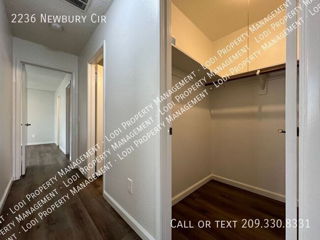 Building Photo - 2236 Newbury Cir