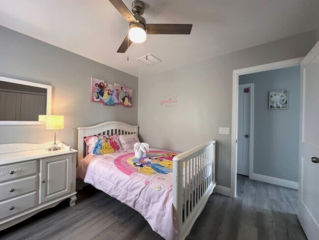 Building Photo - 421 Cabello Dr