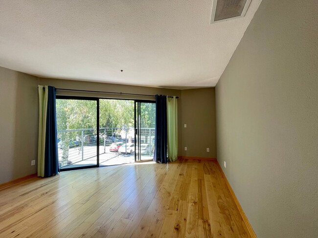 Building Photo - Great NW 1 Bedroom 1 Bath Loft Condo - W/D...