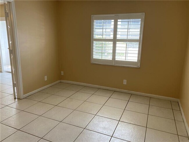Building Photo - 6317 Bay Club Dr