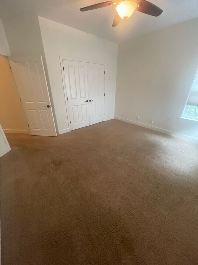 Building Photo - Beautiful 4 Bedroom on 2.5 Acres!