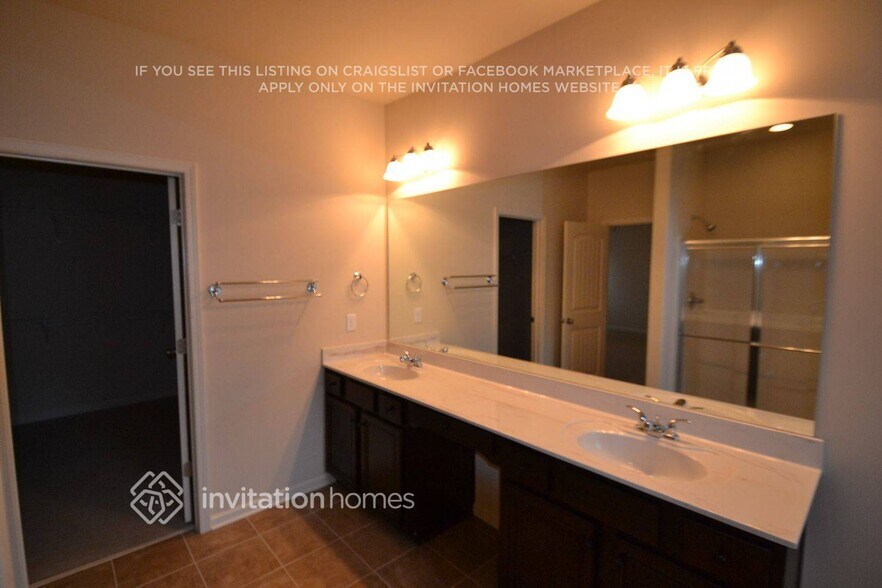 Building Photo - 3911 Lake Manor Way