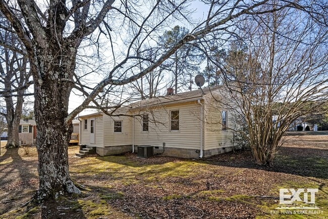 Building Photo - 3 Bedroom/1 Bathroom Brick Ranch For Rent
