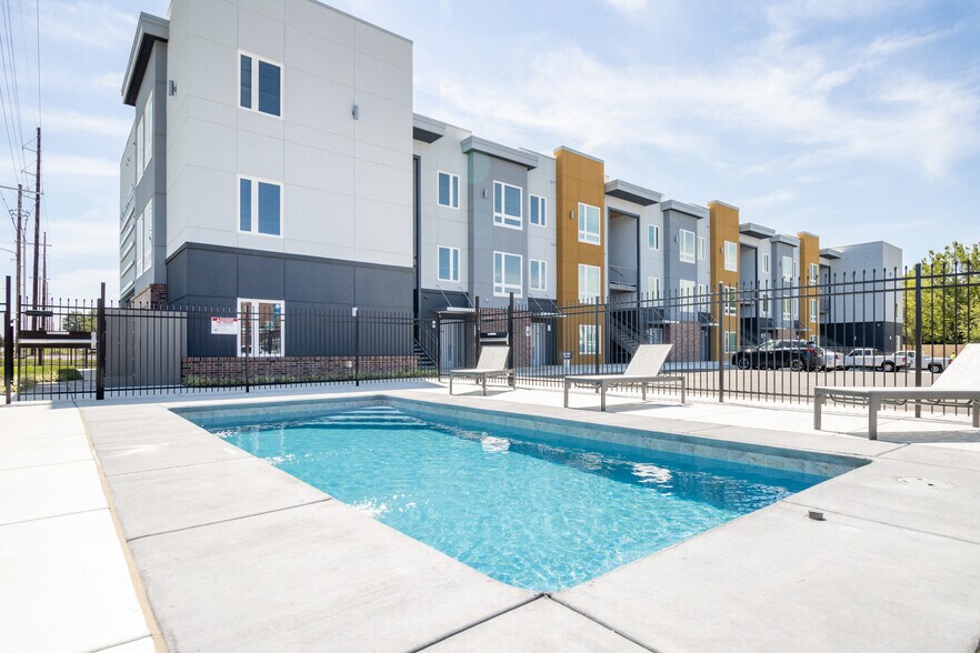 Primary Photo - Seventeenth Apartments