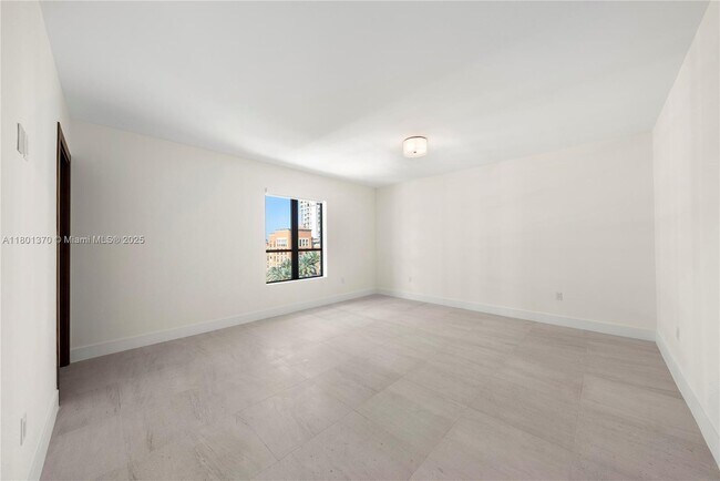 Building Photo - 701 Valencia Ave
