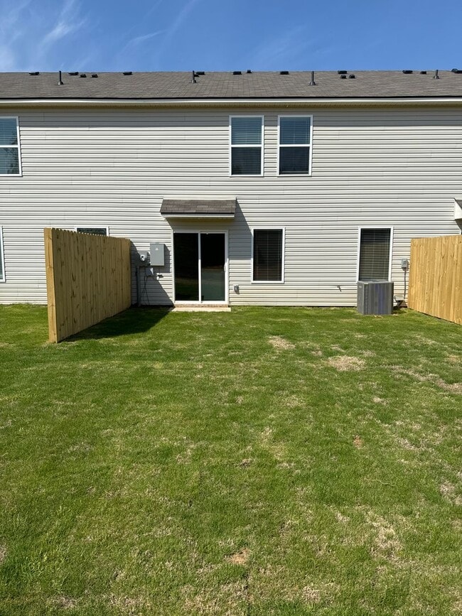Building Photo - AVAILABLE NOW! Don't Miss this Cozy 3 Bedroom Townhome in Driftwood | Lincoln Schools