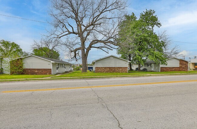 Building Photo - 1 Bedroom | 1 Bathroom | Apartment | Located In the Heart of Downtown and Near Campus's