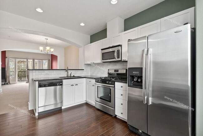 Building Photo - Picturesque 2 Bedroom 2.5 Bathroom Townhou...
