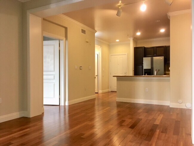 Building Photo - Watermarke: Lower 1 Bed 1 Bath Condo,