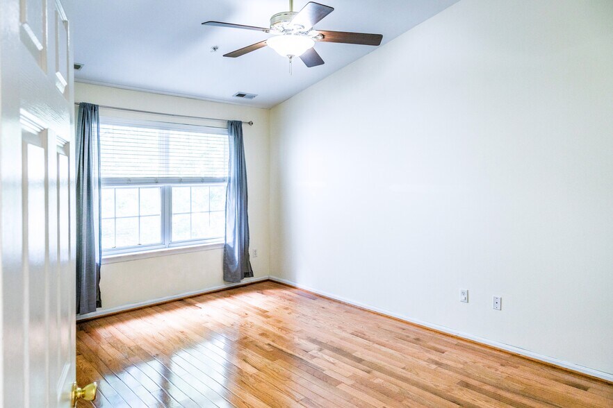 Building Photo - 6044 Blue Point Ct
