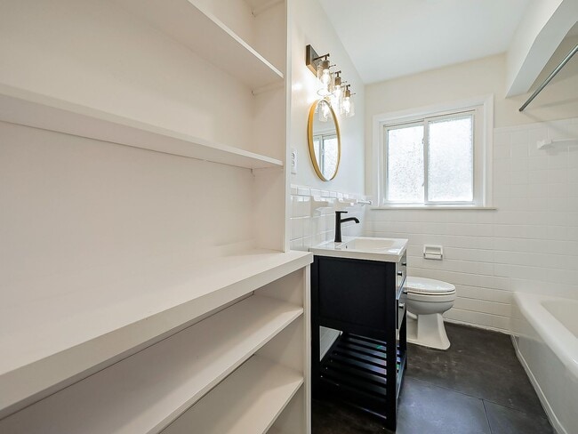 Building Photo - Spacious 3BR Home with Expansive 1-Acre Lot!