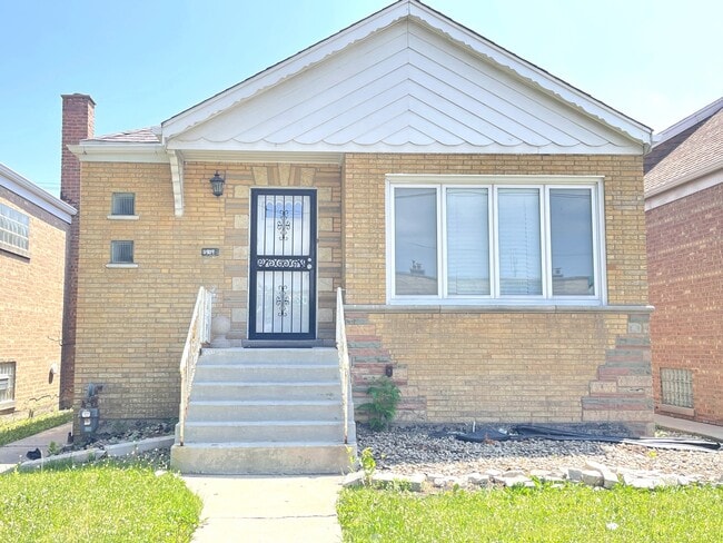 Primary Photo - 3909 W 71st St
