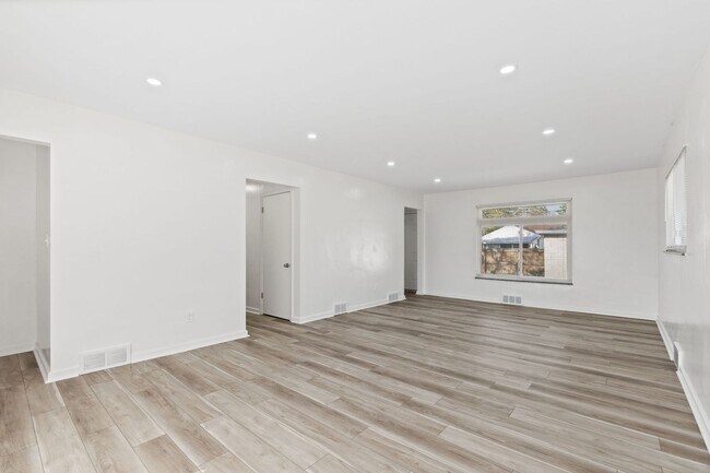 Building Photo - Updated 3 Bedroom Home for Rent with Garage & Fenced Yard