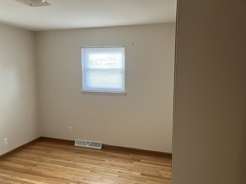 Building Photo - 3050 W Fardale Ave