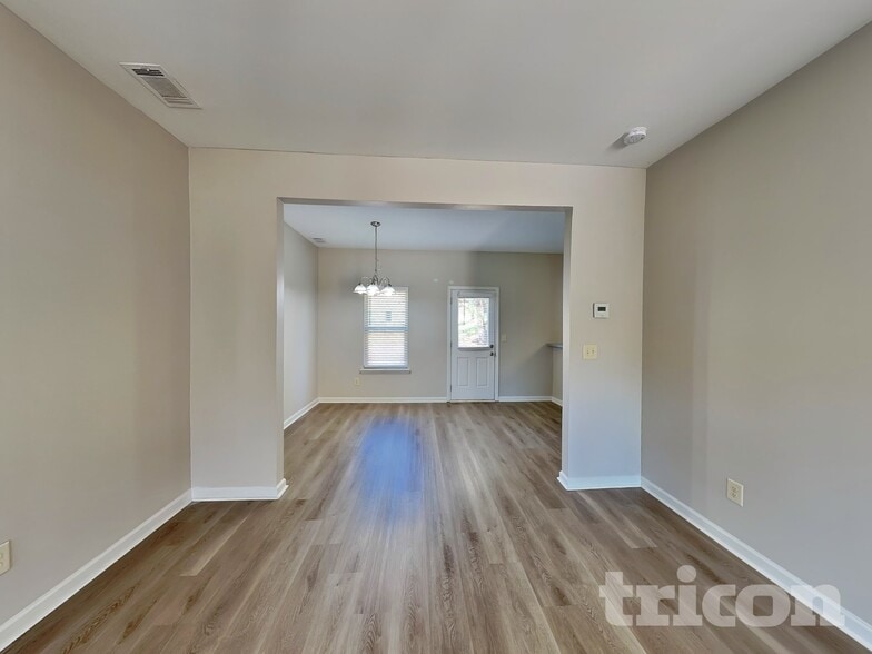 Building Photo - 17 Carriage Hls Dr SE