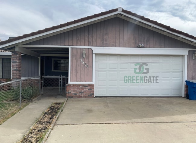 Building Photo - NOW AVAILABLE! Make this spacious 4 bedroo...