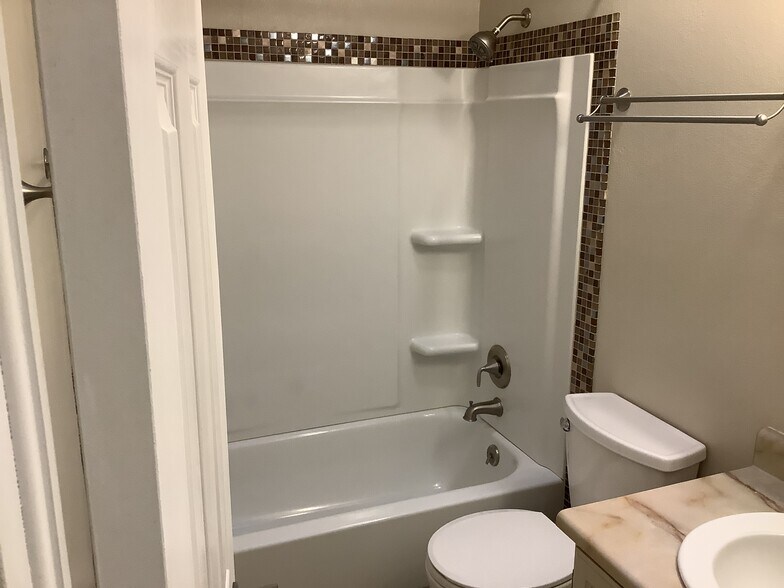 Bathroom (upstairs) - 1948 Connecticut Dr