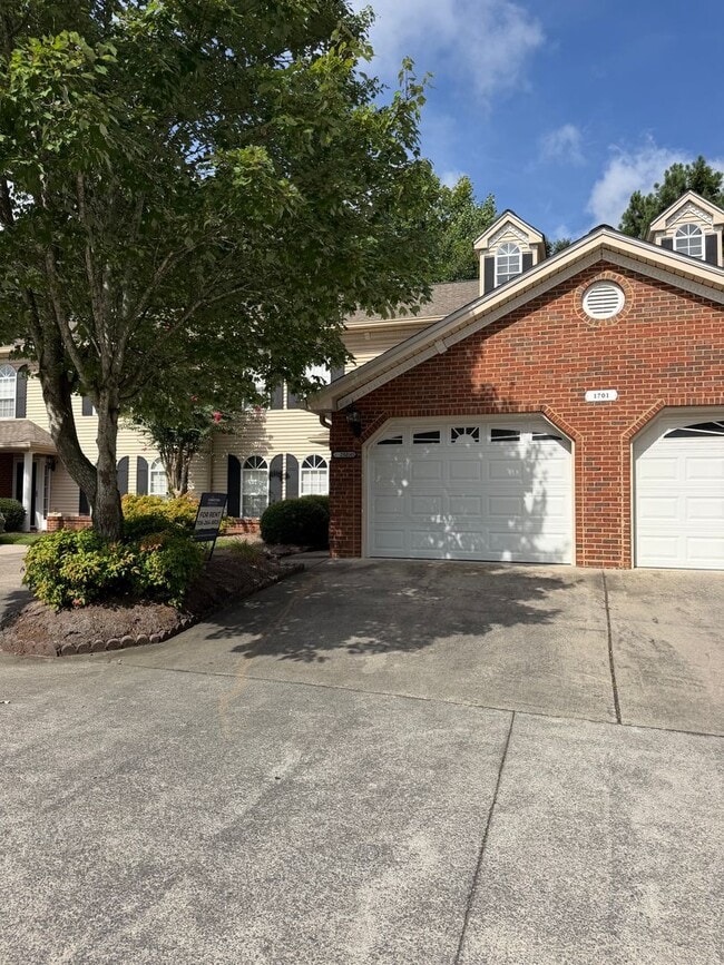 Building Photo - 3 bed 2.5 bath Townhome