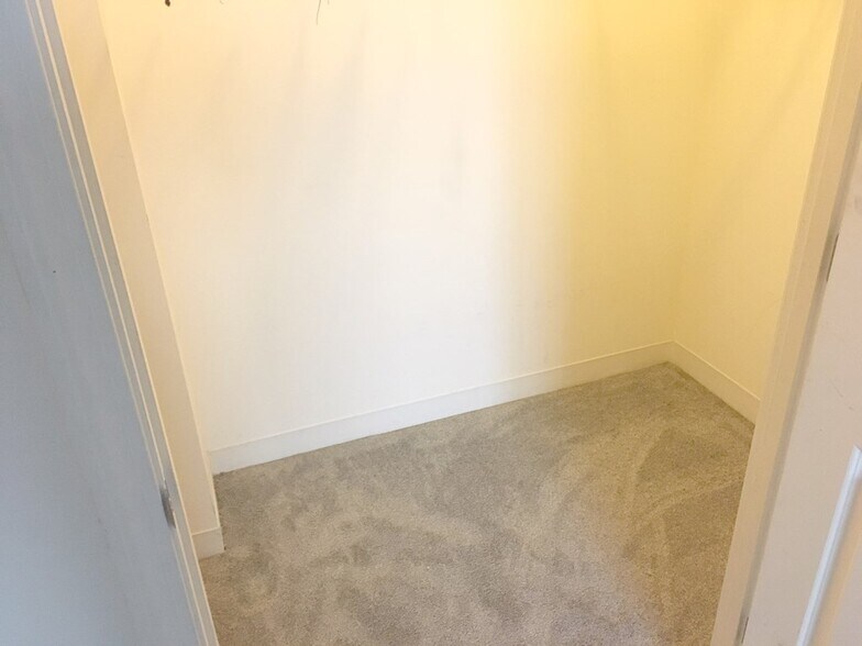 Building Photo - 1 Cityview Ln