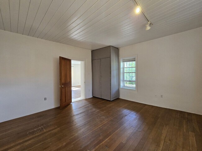 Building Photo - 808 Agua Fria St