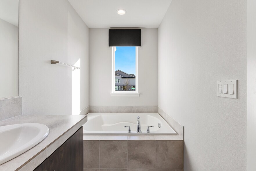 Building Photo - 7447 SE Chinquapin Dr