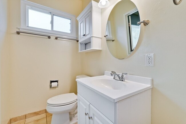 Building Photo - Charming 3-bedroom, 2-bathroom ranch-style...
