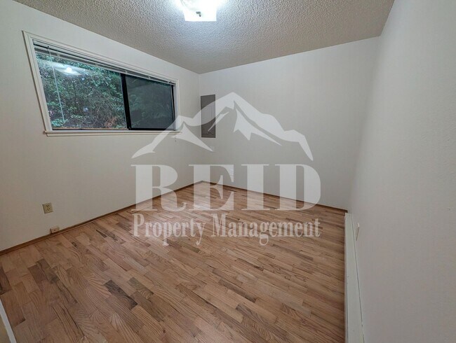 Building Photo - Illahee6056