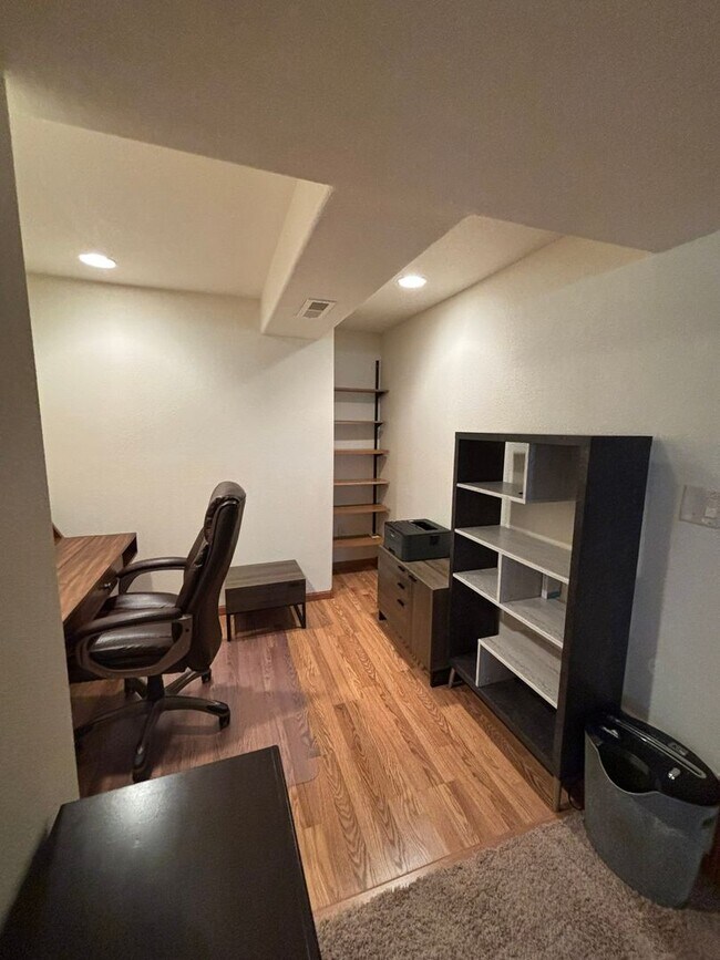 Building Photo - 3 BED | 3 BATH | TOWNHOME | DOUBLE GARAGE | WEST