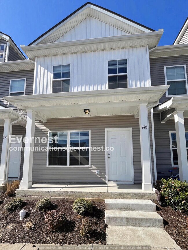 Building Photo - 2 Bed/2.5 Bath Townhome with Off-Street Parking / Pet-Friendly / Available Now!