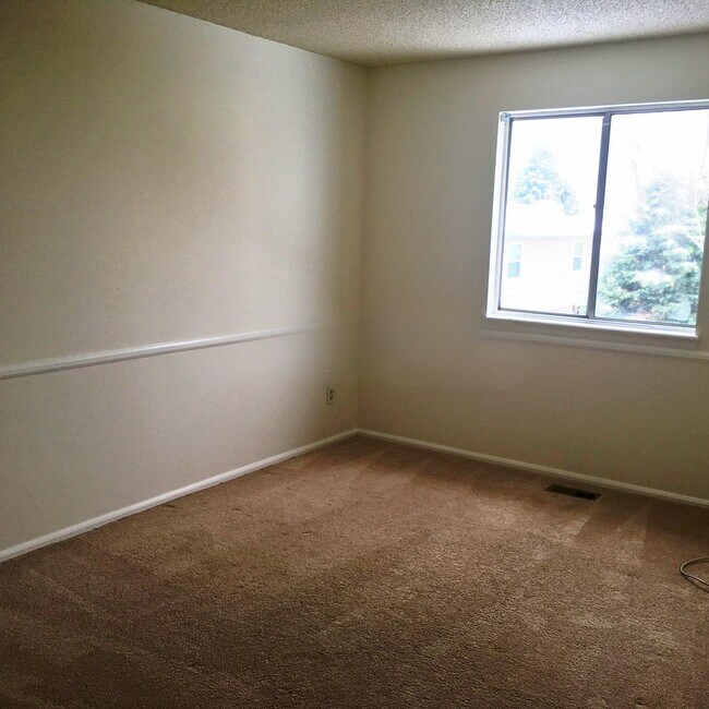 Building Photo - Spacious Backyard + Quiet Street | 3 Bed /...