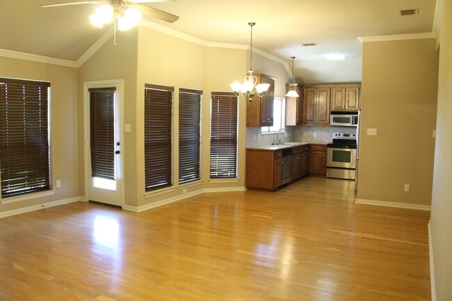 Building Photo - 191 Aster Dr