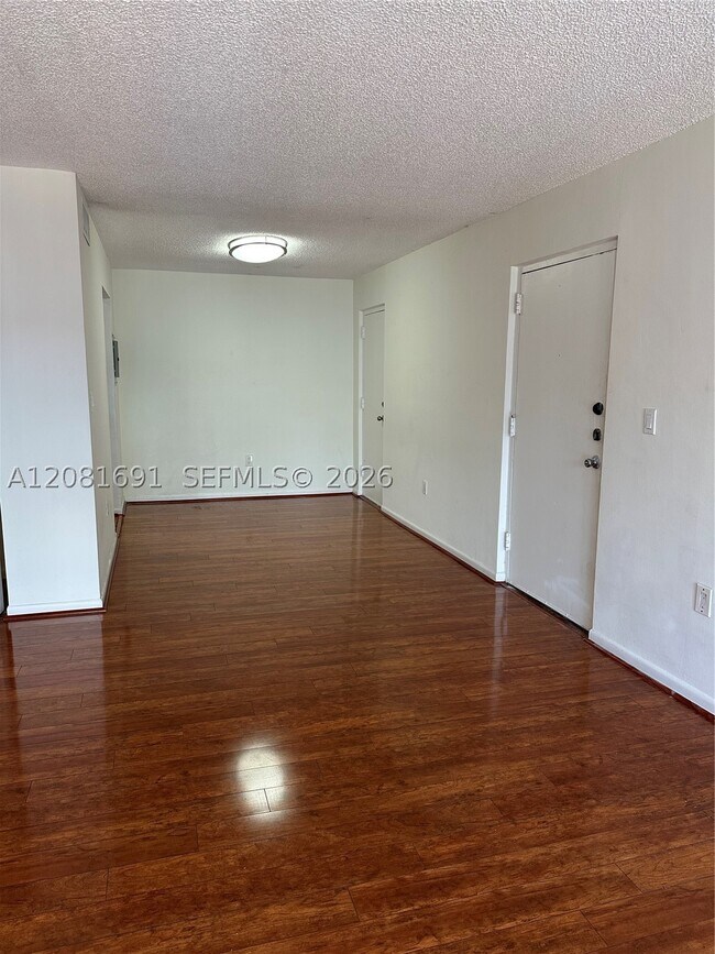 Building Photo - 10818 N Kendall Dr