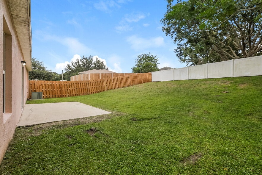 Building Photo - 703 Mountain Top Dr