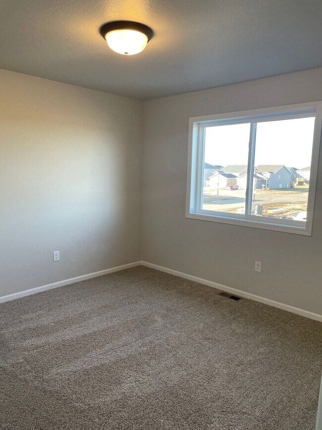 Building Photo - 3 Bedroom 2 1/2 bath - South Fargo