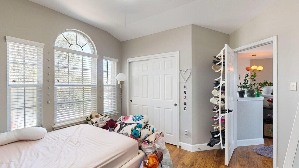 Building Photo - Comfortable Round Rock living with space, style, and everyday convenience