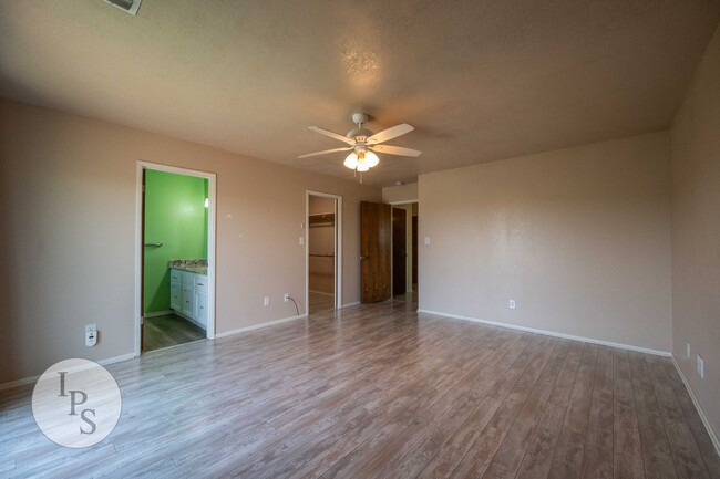 Building Photo - Fresno Westside Home, 3BR/3BA, Country Liv...