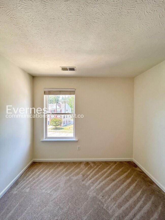 Building Photo - 3 Bed/2.5 Bath Townhome with Garage / Available Now!