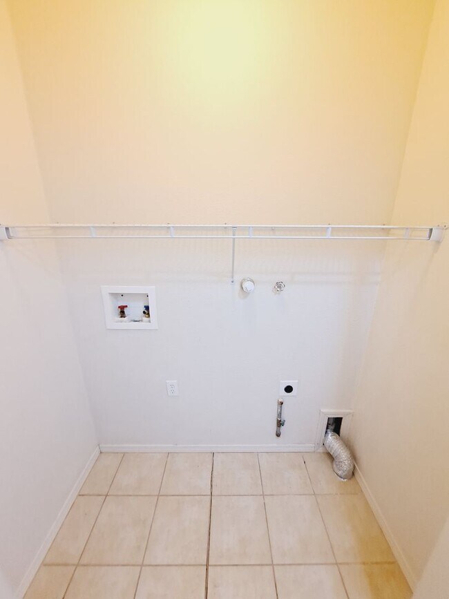 Building Photo - 3 bed 2 bath home in Huning Ranch!
