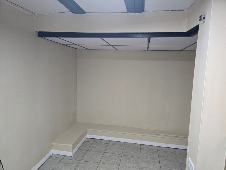 Building Photo - 27 Shelby St