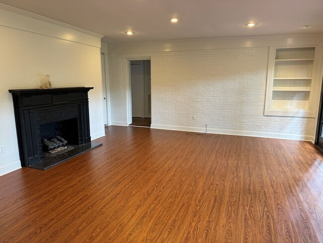 Building Photo - Beautiful Mid-town home 3br/2ba, newly ren...