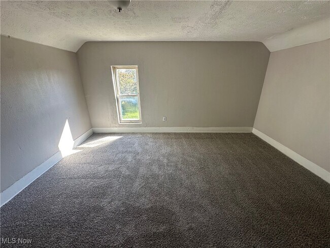 Building Photo - 1915 Maple Ave NE