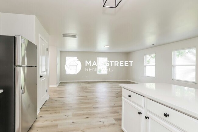 Building Photo - 3 Bedroom Pet-Friendly Home in BURLINGTON,...