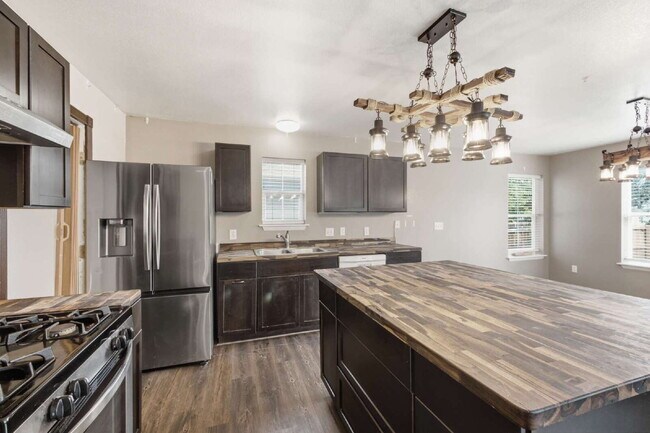 Building Photo - Spacious 5-Bed Retreat with Modern Updates in Aurora. Included - Greenhouse and Shed!