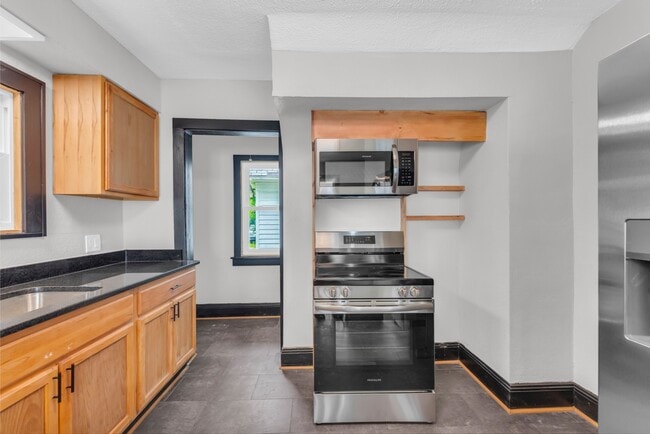 Building Photo - 3186 E 137th St